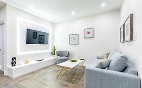 Modern Pet-friendly Chinatown Apartment Toronto Canada