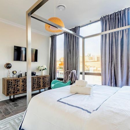 Modern Pet-Friendly Chinatown Apartment Toronto Exterior photo