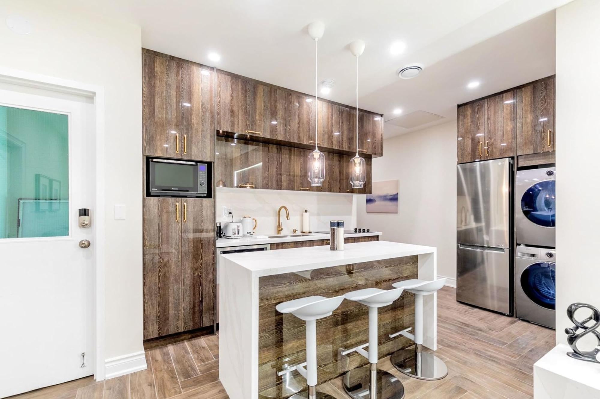 Modern Pet-Friendly Chinatown Apartment Toronto Exterior photo