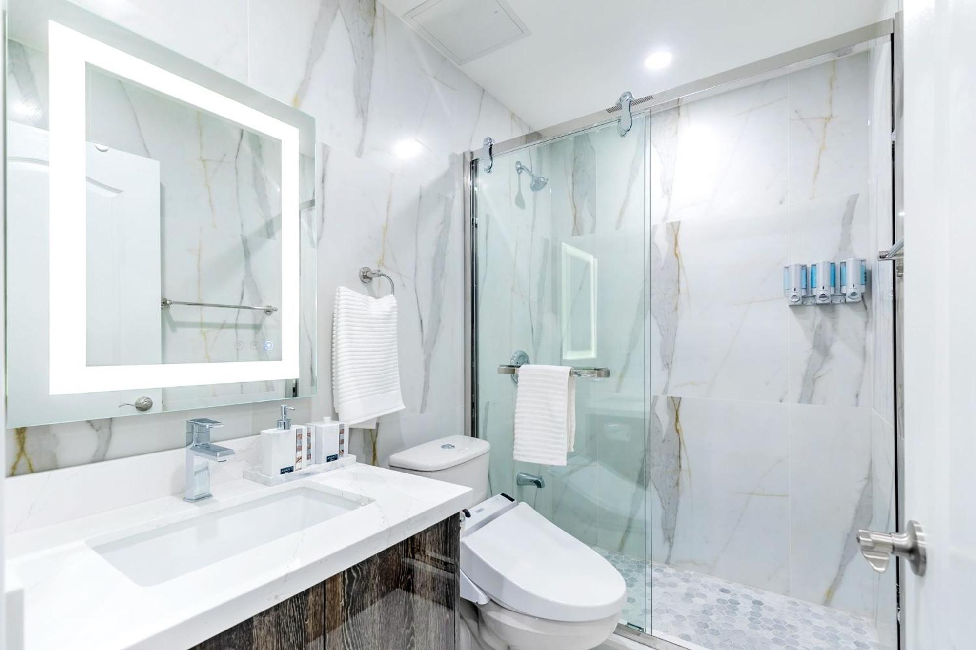 Modern Pet-Friendly Chinatown Apartment Toronto Exterior photo
