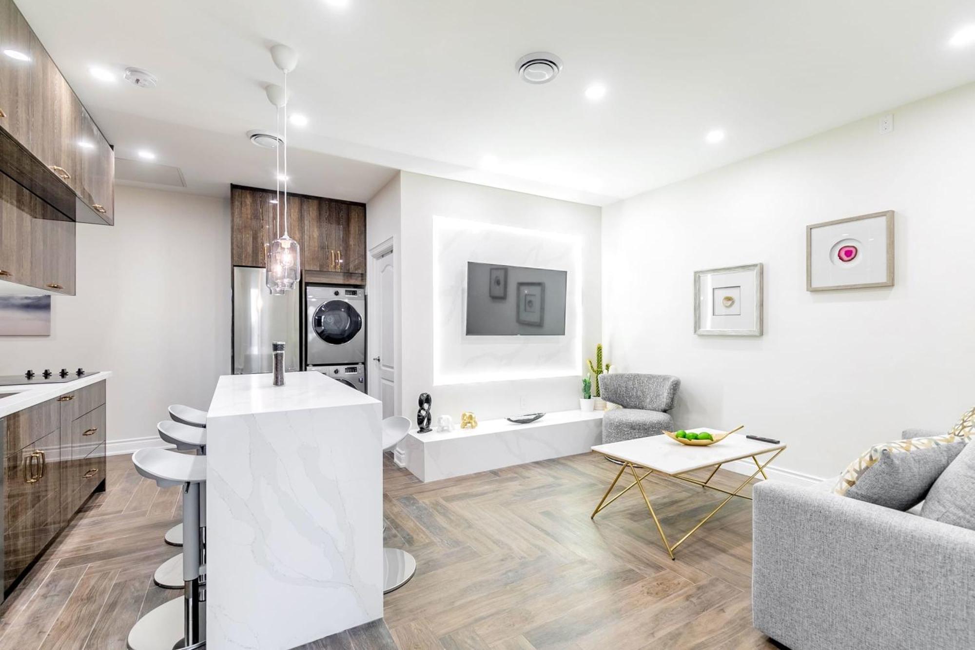 Modern Pet-Friendly Chinatown Apartment Toronto Exterior photo