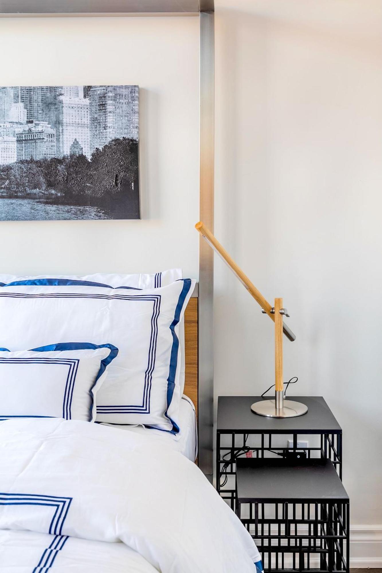 Modern Pet-Friendly Chinatown Apartment Toronto Exterior photo
