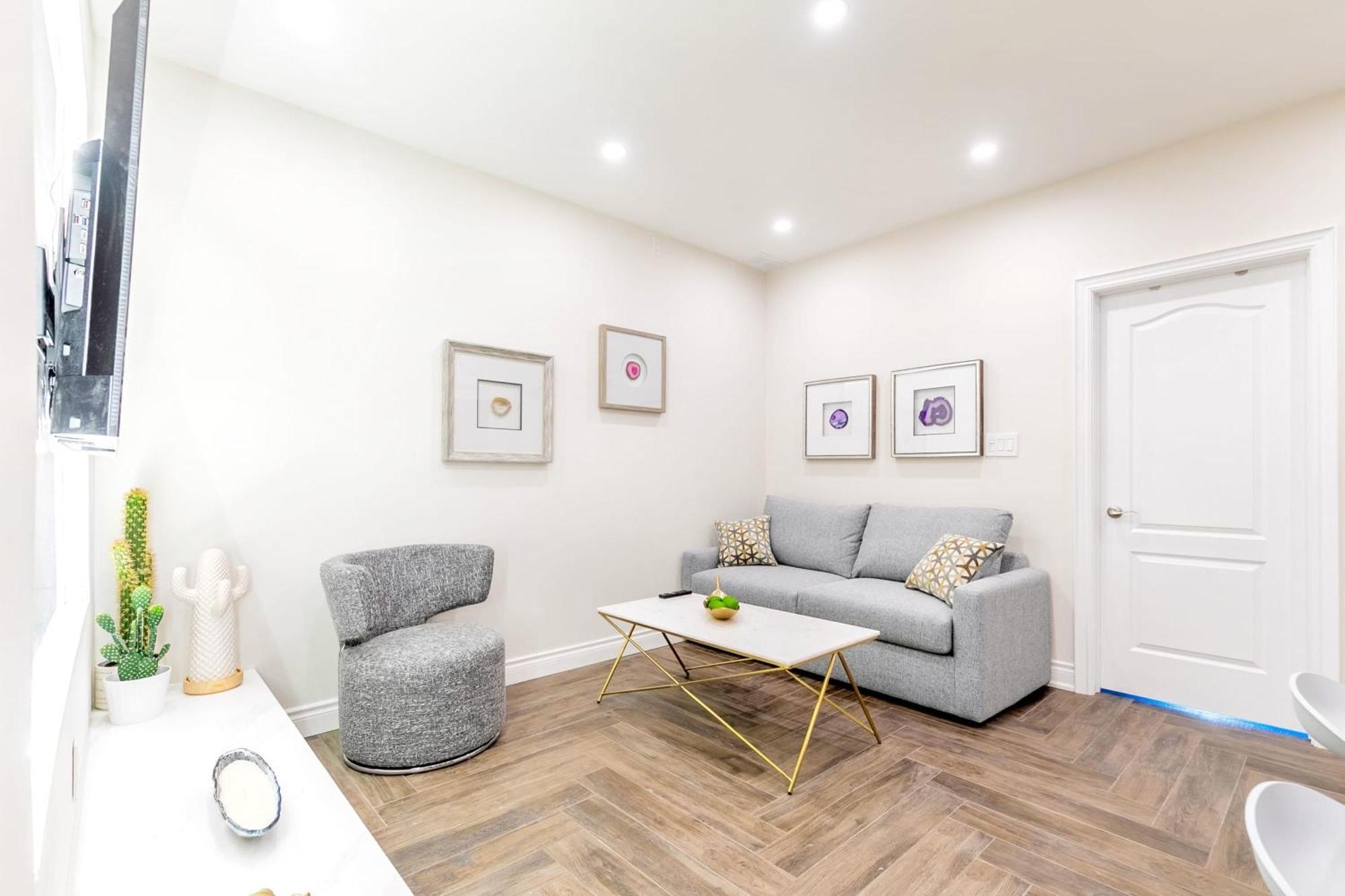 Modern Pet-Friendly Chinatown Apartment Toronto Exterior photo