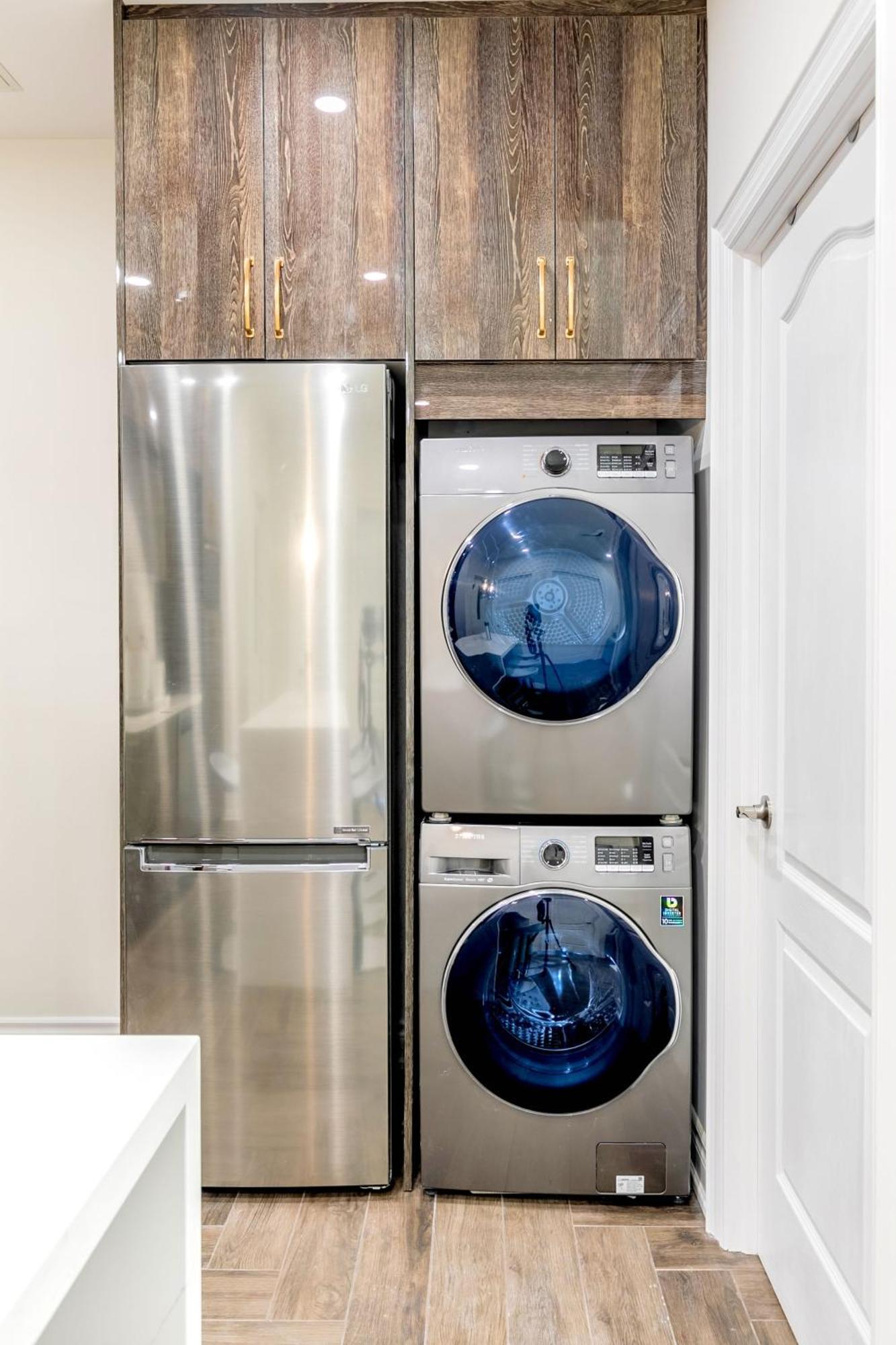Modern Pet-Friendly Chinatown Apartment Toronto Exterior photo