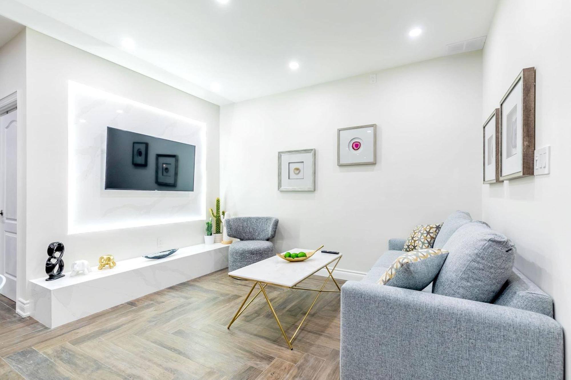 Modern Pet-Friendly Chinatown Apartment Toronto Exterior photo